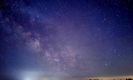 Pakelti galvą į dangų: pristatoma unikali naktinės fotografijos galerija, daryta išmaniuoju telefonu