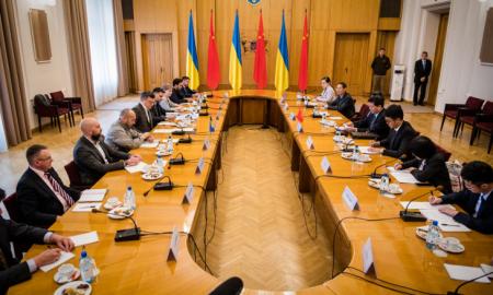 „Pradėkite nuo savęs“: specialus Kinijos pasiuntinys Ukrainoje skelbia pranešimą dėl karo