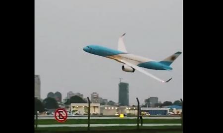 Virusinis video, sukėlęs tikrą audrą. Ką daro Argentinos prezidentinis lėktuvas paskutinę akimirką (Video)