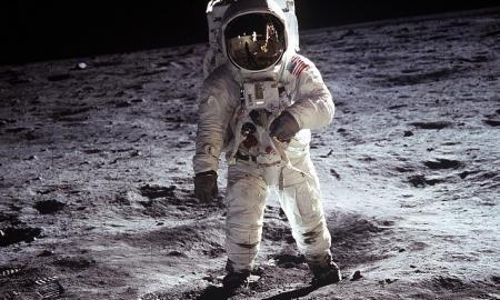 Atskleista netikėta paslaptis. Astronautai tolimojoje Mėnulio pusėje girdėjo bauginantį garsą (Video)