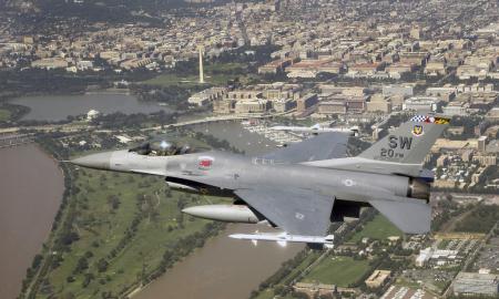 Vašingtoną sukrėtė viršgarsinis smūgis. Į orą pakelti F-16 medžioti lėktuvo (Video)