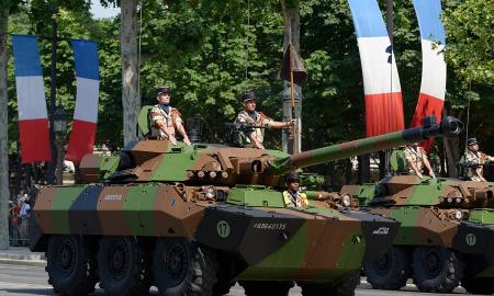 „Kaip snaiperio šautuvas“. Ukrainos kariai apšalę, ką su rusais daro Prancūzijos ratiniai tankai AMX-10 RC (Video)