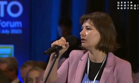 „Ar turėčiau mokyti sūnų tapti kariu?“ Ukrainietė Vilniuje vos nesusikivirčijo su Bideno patarėju (Video)