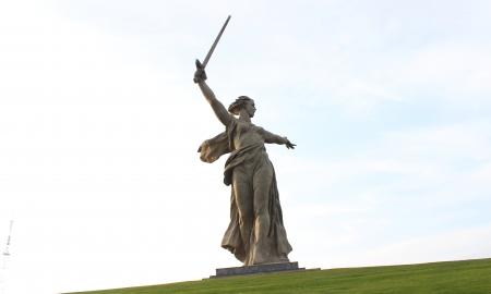 Lietė krūtį. Rusijoje kilo skandalas, ką rusė padarė su Volgogrado Tėvynės skulptūra (Video)