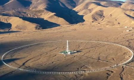 Daugiau nei 300 antenų. Kinijos dykvietėje paleista monstrinė 3 km skersmens megastruktūra (Foto, Video)