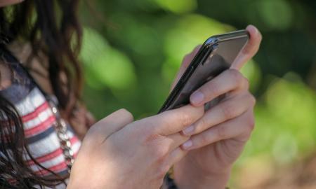 Ekspertė pataria: geriausi nebrangūs 5G telefonai paaugliui