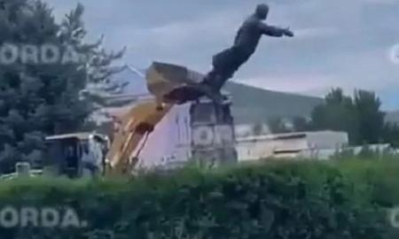 Epiniai vaizdai. Kazachstanas ūžia. „Tautų lyderis“ trenkėsi nosimi į žemę (Video)