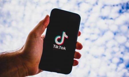 Dar vienas smūgis soc. tinklams – „TikTok“ gavo 345 mln. Eur baudą, kas laukia kitų?