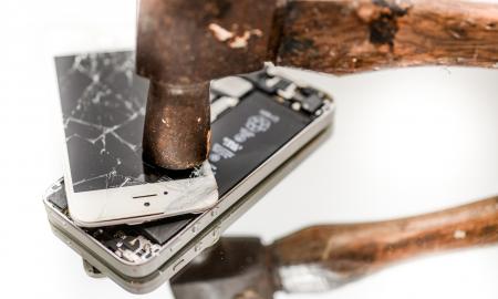 Įskilo telefono apsauginis stikliukas? Ekspertė atsakė, ar būtina keisti iš karto
