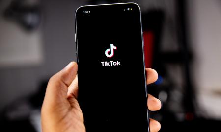 „TikTok“ įpareigojo turinio kūrėjus žymėti su DI sukurtą turinį: kodėl tai reikalinga?