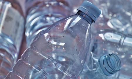 Kamštelio nuo plastikinio butelio nebenuimsite: Lietuvos vartotojai piktinasi, kad nepatogu, ekspertai jiems atkerta