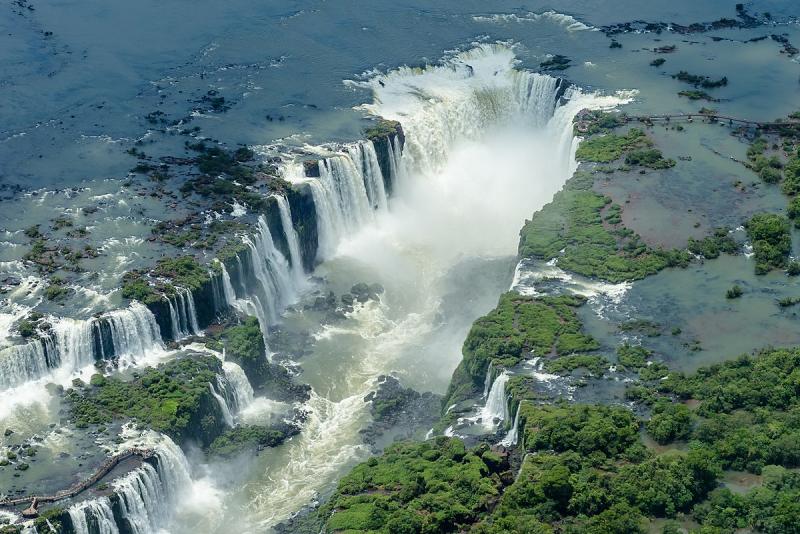 Igvasu krioklys, esantis tarp Argentinos ir Brazilijos