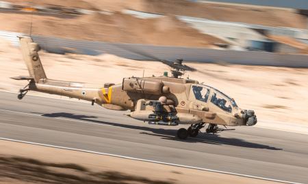 Raudona juostele. Izraelio AH-64 „Apache“ pastebėtas su paslaptinga raketa (Foto)
