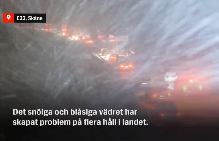 [ŽT] Totalny chaos w Szwecji.  Autostrada E22 jest sparaliżowana.  Zablokowanych jest 1000 samochodów (wideo)