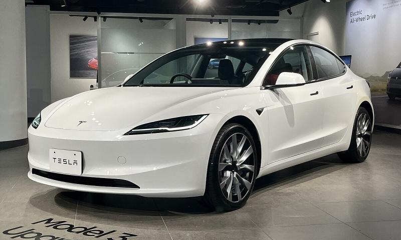 Teslas elbiler har fått kjøreskoleforbud.  Hva skjer