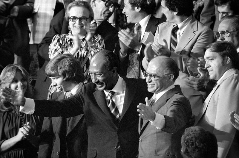 Egipto prezidentas Anwaras Sadatas ir Izraelio ministras pirmininkas Menachemas Beginas per jungtinę Kongreso sesiją, kurioje JAV prezidentas Jimmy Carteris paskelbė Kemp Davido susitarimų rezultatus, 1978 m.