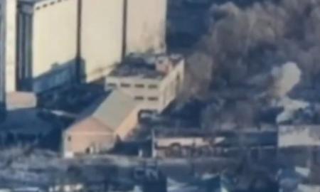 Ukraina smogė Rusijos FSB. Dega fasadas, išdaužyti langai (Foto, Video)
