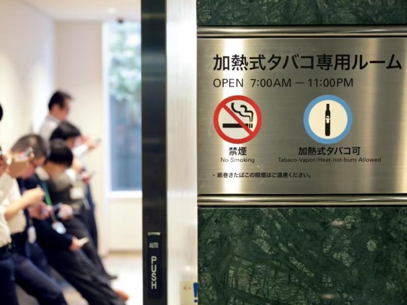 Prieš kiek daugiau nei trejetą metų Japonijoje buvo uždrausta rūkyti viešose vietose. Rūkymo draudi¬mai (viešosiose vietose) remiasi japonų mentalitetu. Mat pagarbūs japonai nemėgsta trikdyti vienas kito kasdienio gyvenimo. Šalies gyventojai linkę manyti, kad nesveikas jų gyvenimo būdas neturėtų žaloti kitų.