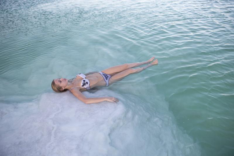 Moteris, plūduriuojanti Negyvojoje jūroje