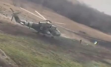 Jaudinanti akimirka: pamatę vaiką su vėliava, kariai Ukrainos sraigtasparnyje surengė staigmeną (Video)