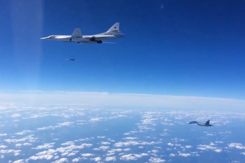 Bombonešis Tu-160 paleidžia sparnuotąją raketą Ch-101 į taikinį Sirijoje, 2015 m. lapkritis. Asociatyvi nuotr.