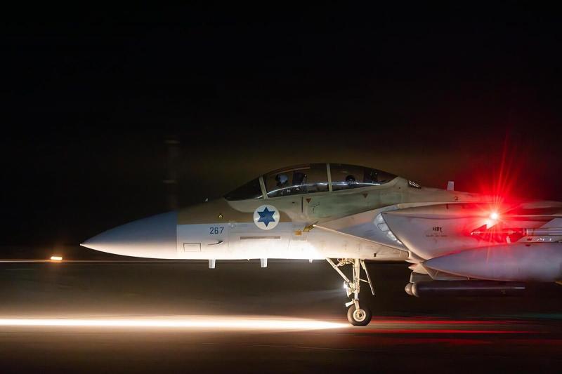Izraelio naikintuvas kyla atremti Irano dronų ir raketų atakos.