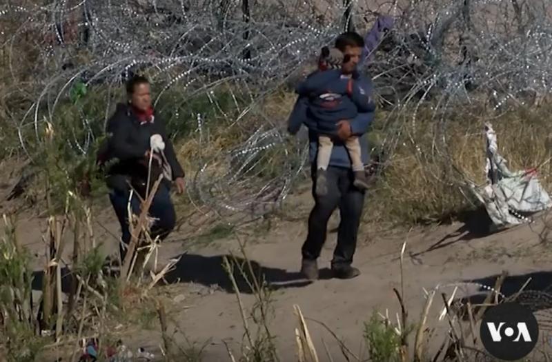 Migrantai prie Meksikos sienos