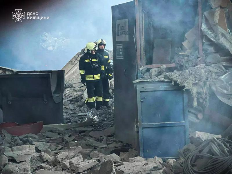 Ukrainos ugniagesiai šiluminėje elektrinėje po rusų atakos