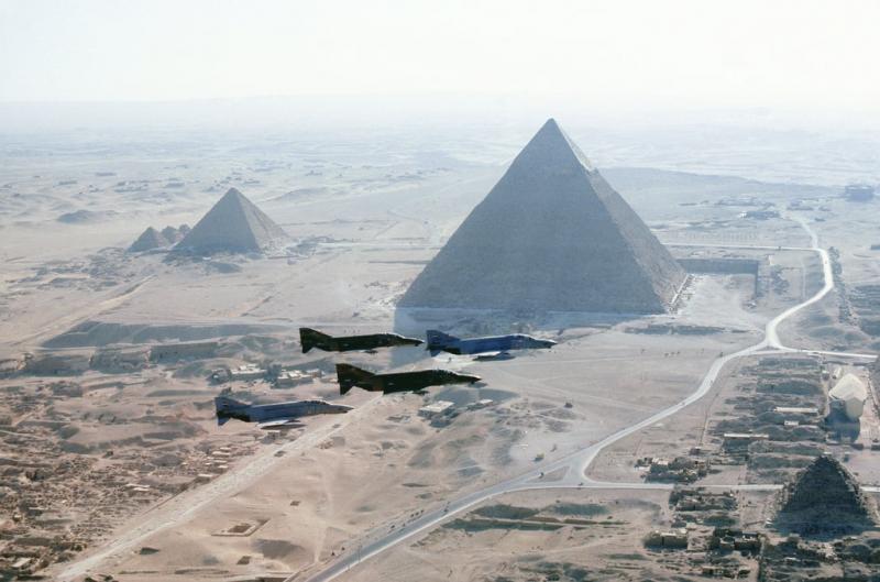 F-4 Phantom II Gizos piramidžių fone