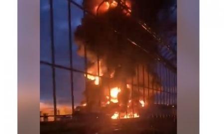 „Labai karšti smūgiai.“ Dega Rusijos nafta (Video)