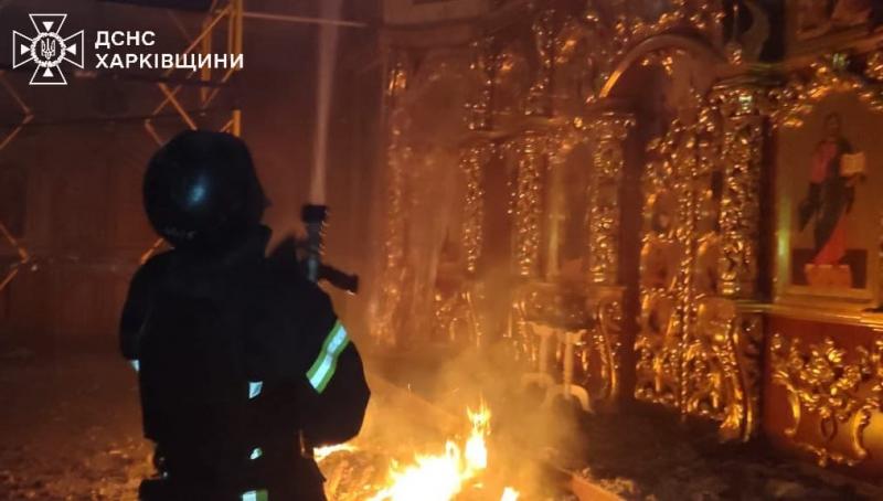 Charkivo regione po rusų apšaudymo deganti cerkvė, balandžio 18 d.