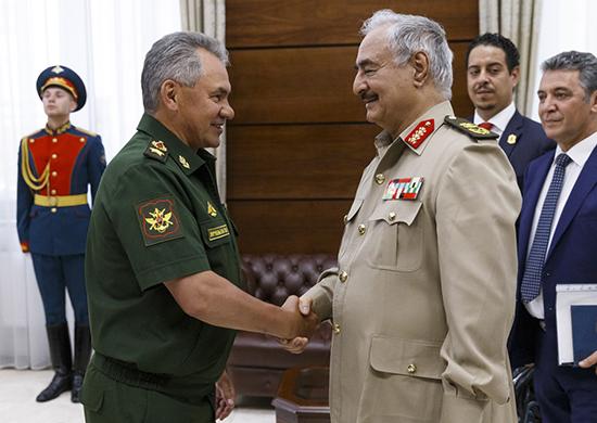 Sergejus Šoigu su Libijos nacionalinės armijos vadu Khalifa Haftaru