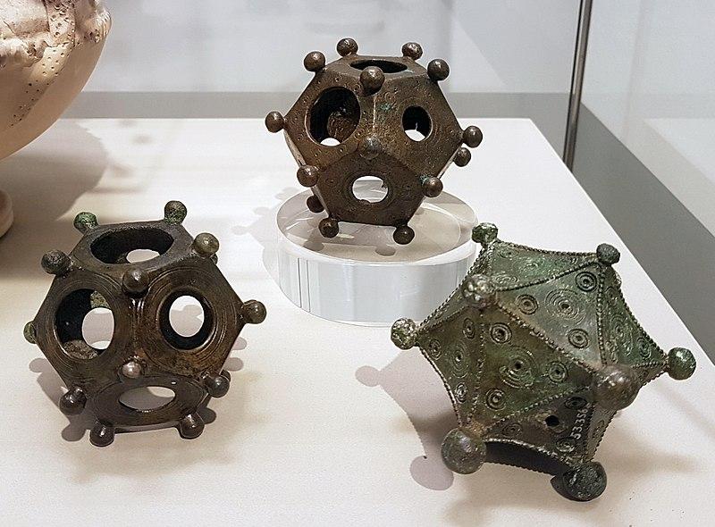 Du dodekaedrai ir ikosaedras, eksponuojami Reino krašto muziejuje Bonoje, Vokietijoje