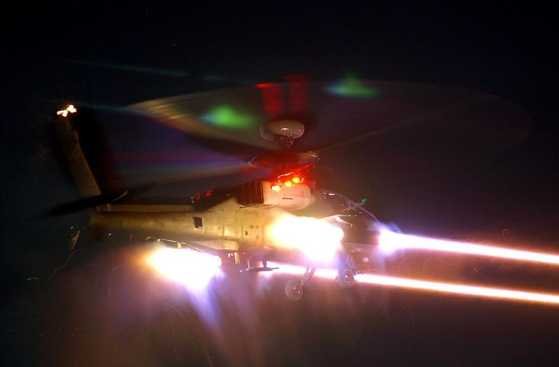 JK atakos sraigtasparnis AH-64 „Apache“ iššauna CRV7 salvę