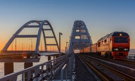 „Atakos tęsiasi jau 2 dienas.“ Paralyžiuojamas Krymo tiltas