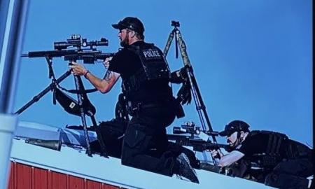 [ŽT] „Užfiksuota liudininkų.“ Akimirka, kai snaiperis nužudo Trumpo šaulį (Video)