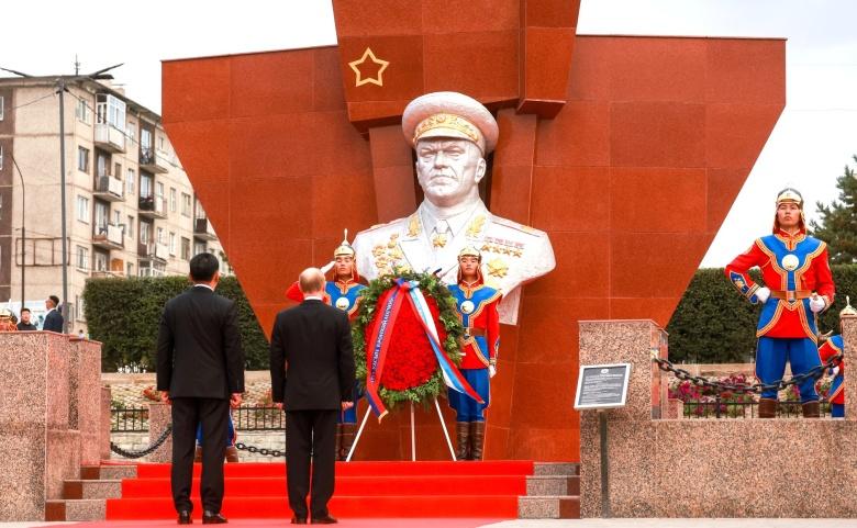 Ulaanbaatar, 2024 metų rgs. 3 d. Memorialiniame G.K.Žukovo komplekse  Vladimiras Putinas ir Mongolijos prezidentas Ukhnaagiin Khürelsükh padėjo vainiką prie paminklo Sovietų Sąjungos maršalui