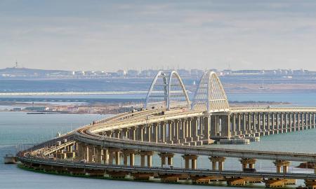 Smūgiai į Krymo tiltą. „Padaryta žala konstrukcijai.“ Kas vyksta (Foto)