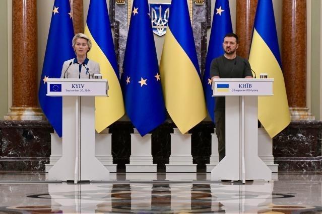 Kyivas, 2024 metų rugsėjo 20 d. Europos Komisijos pirmininkė Ursula von der Leyen ir Ukrainos prezidentas Volodymyras Zelenskis derybų trumpojoje spaudos konferencijoje