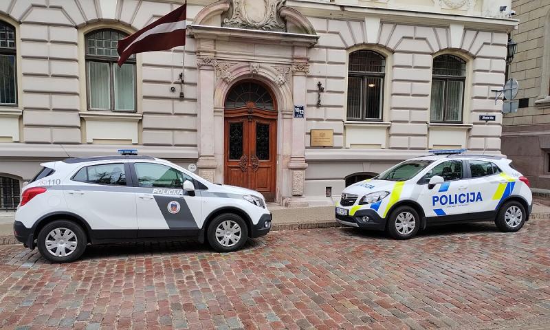 Latvijos policijos Opel Mokka senu (kairėje) ir nauju dažymu, 2023 m.