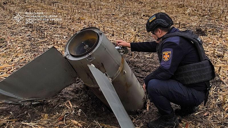 Išminuotojas Kyjivo srityje apžiūri numuštos rusų raketos nuolaužas, spalio 6 diena