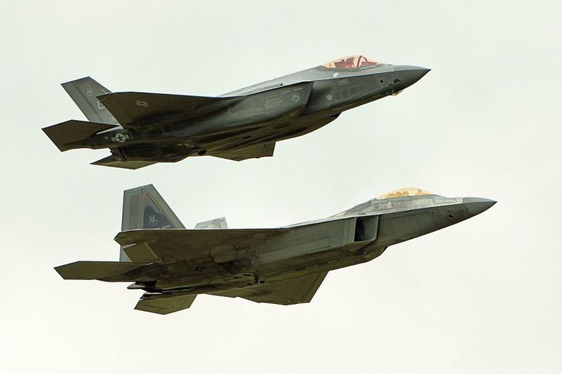 F-22 (apačioje) ir F-35 