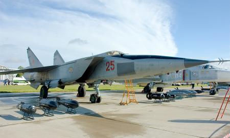 „Vieninteliai pasaulyje.“ Danguje pasirodė muziejiniai MiG-25 (Video)