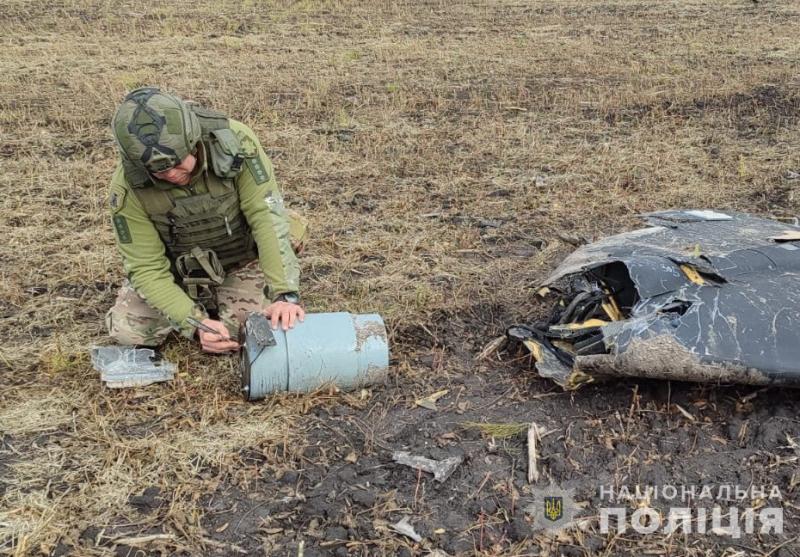 Ukrainiečių išminuotojas surenka rusų drono liekanas