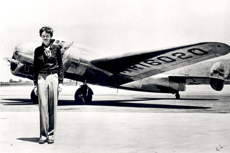 Amelija Earhart stovi priešais Lockheed Electra