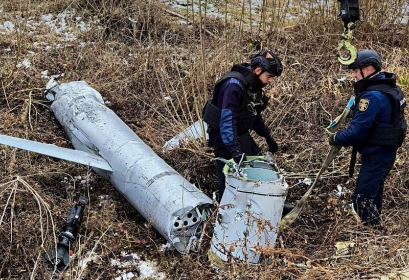 Ukrainos išminuotojai surenka numuštą rusų raketą prie Kyjivo, lapkričio 28 diena