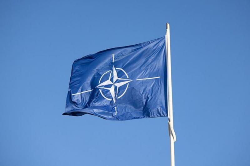 NATO vėliava