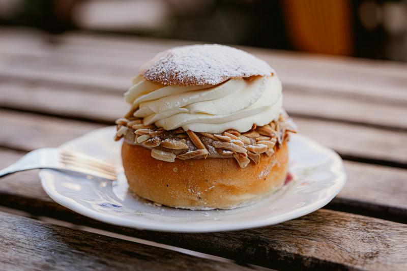 Semla – skanūs pyragaičiai su migdolų kremu ir plakta grietinėle.