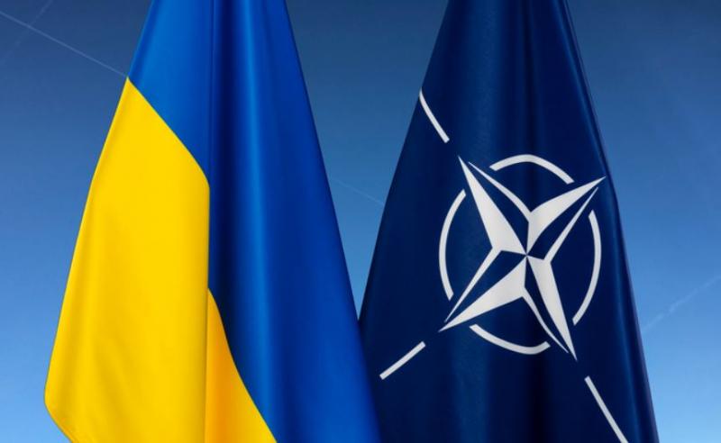 Ukrainos ir NATO vėliavos