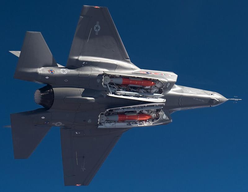 F-35A su 2 B61-12 bombomis